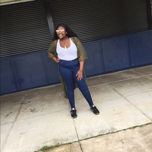 Meet your Posher, Zeezee